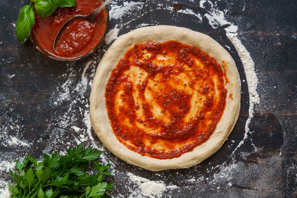 Pizza med tomatsås och persilja