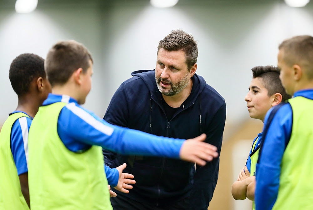 Ungdomar och ledare i IFK Norrköpings ungdomssektionunder en träning den 24 oktober 2019 i Norrköping.