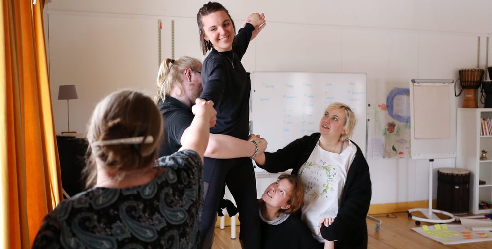 Kursdeltagare utför dramaövningar