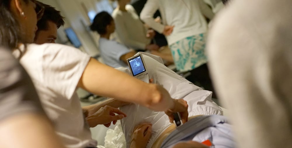 De 25 underläkarna fick testa olika undersökningar. Här undersöker man buken med ett handhållet ultraljudssystem. 