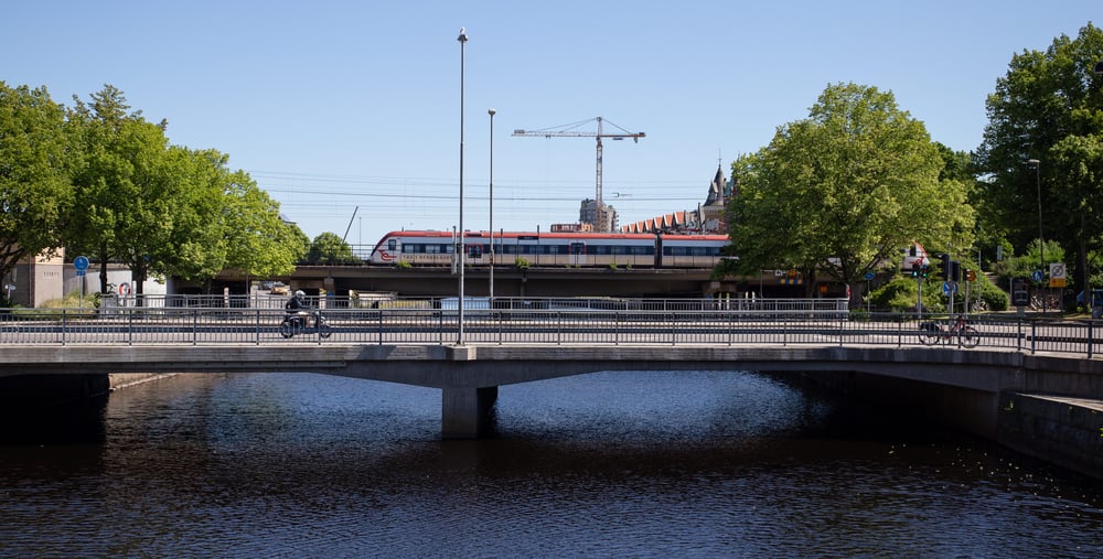 Tåg och bilbro över vattendrag