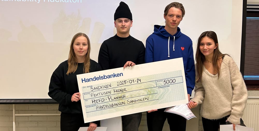 Fyra gymnasieelever tar emot en prischeck.  