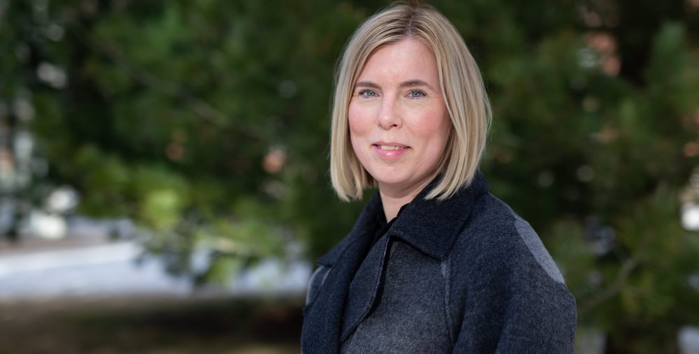 Porträttbild på Hanna Krantz med grönt träd i bakgrunden