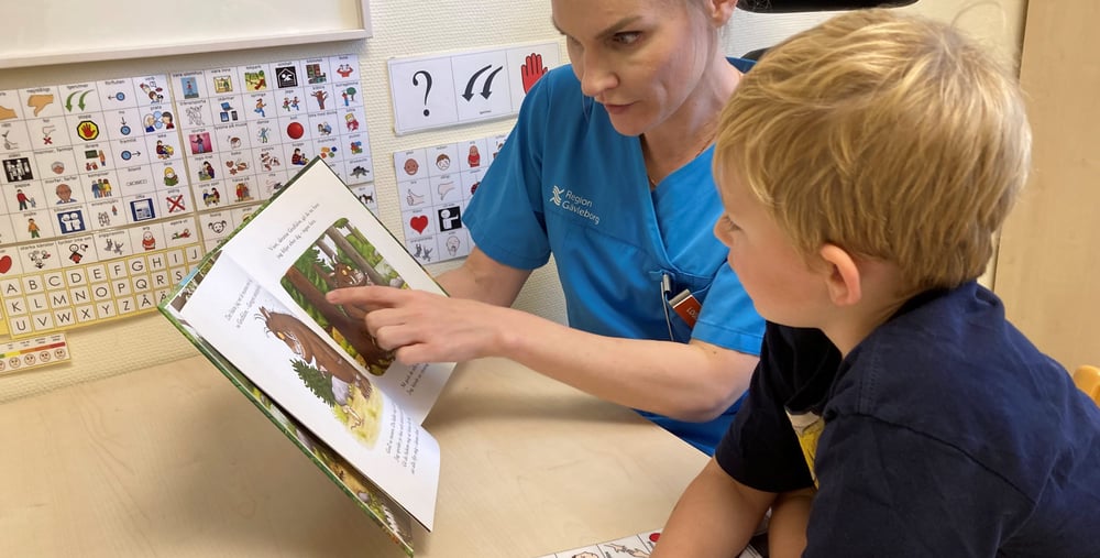 Läs på recept, logoped med patient.