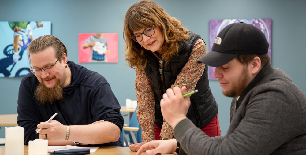 Kursdeltagare och lärare diskuterar