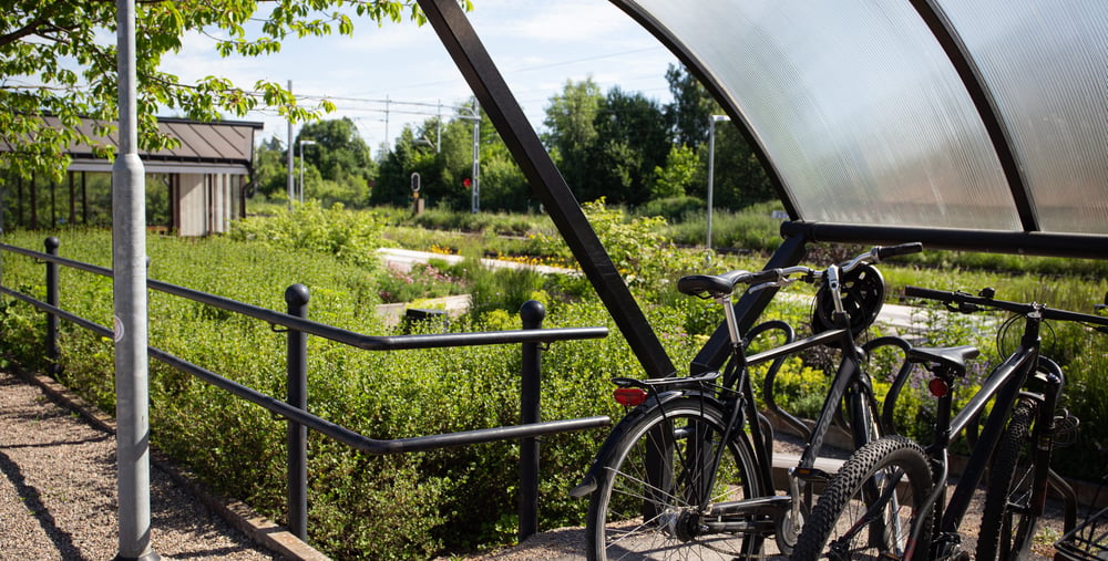 Cyklar som står parkerade vid tågstation