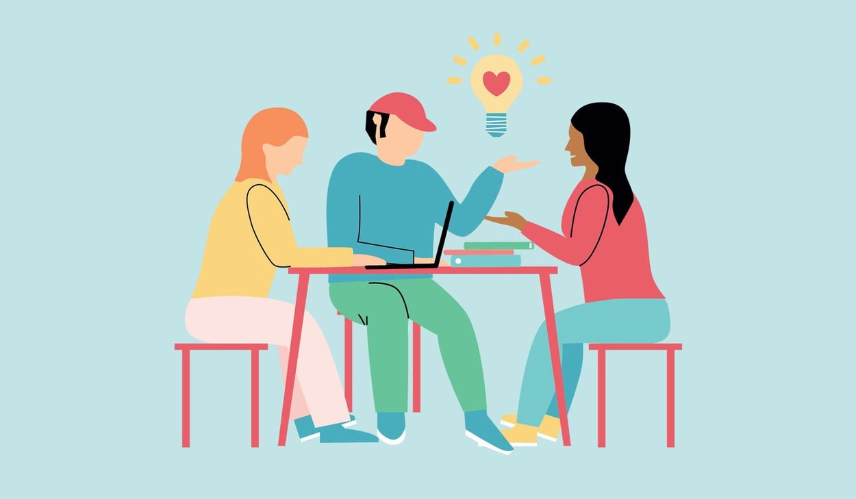 Illustration av tre personer som sitter vid ett bord och samarbetar. En person använder en bärbar dator, medan de andra två deltar i samtalet. Ovanför bordet syns en glödlampa med ett hjärta i mitten, som en symbol för idéer och kreativt samarbete.