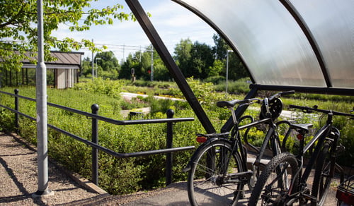 Cyklar som står parkerade vid tågstation